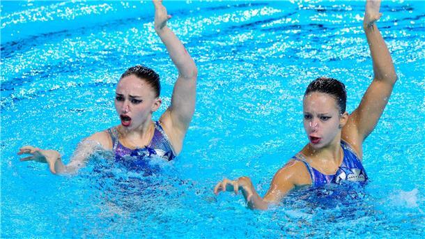 Über und unter Wasser zu Musik bewegen Die 17-jährige Amelie Blumenthal Haz (rechts) und Klara Bleyer haben beim Synchronschwimmen das Finale in der Kür erreicht.