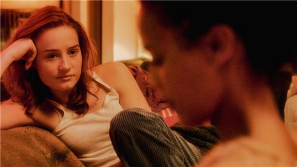 Die 17-jährige Teenagerin (Ella Øverbye, links) verliebt sich unglücklich in ihre Französischlehrerin (Selome Emnetu) in dem Berlinale-Gewinner „Oslo Stories: Träume“.