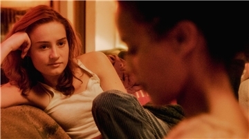Die 17-jährige Teenagerin (Ella Øverbye, links) verliebt sich unglücklich in ihre Französischlehrerin (Selome Emnetu) in dem Berlinale-Gewinner „Oslo Stories: Träume“.
