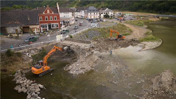 Die 300 Jahre alte Nepomukbrücke wird abgerissen.