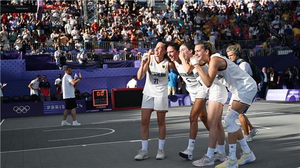 Die 3x3-Basketballerinnen sind glücklich.