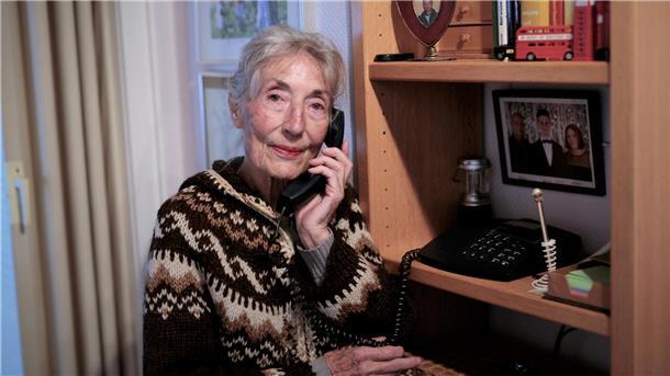 Die 84-jährige Margrit Hillmer steht an ihrem Telefon, aber hat keine Verbindung. 