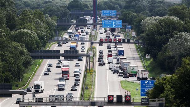 A1 in Hamburg bis Montagmorgen voll gesperrt Die A1 in Hamburg ist bis Montagmorgen sowohl in Richtung Lübeck/Berlin als auch Bremen/Hannover voll gesperrt. (Archivbild)