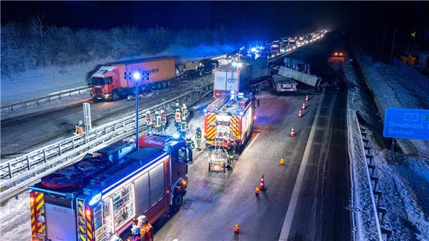 Lkw-Unfall bei Schneetreiben auf der A1: Tausende Forellen verenden Die A1 war über mehrere Stunden gesperrt.