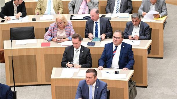 Deutliches Umfrage-Plus: AfD weiterhin im Höhenflug Die Abgeordneten der Fraktion der AfD sitzen im Landtag von Baden-Württemberg - und bekommen immer mehr Zuspruch.