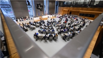 Die Abgeordneten sitzen während einer Sitzung im niedersächsischen Landtag. 