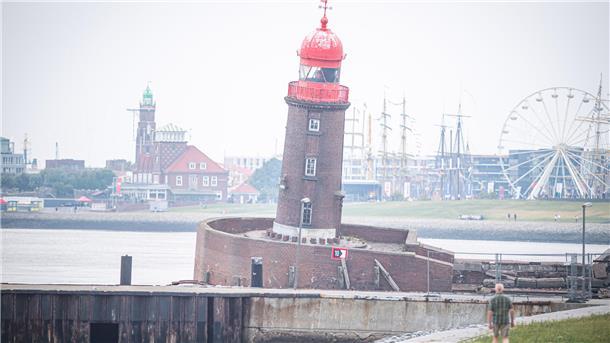 Schiefer Turm auf der eingesackten Mole.