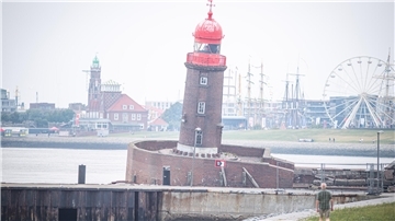 Schiefer Turm auf der eingesackten Mole.