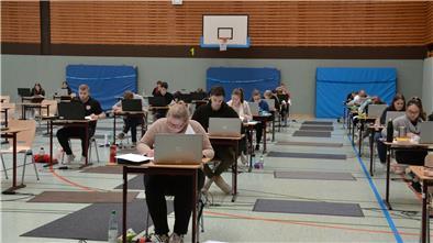 Die Abiturklausuren schreiben die Zevener Wirtschaftsgymnasiasten in der Turnhalle. Sie sitzen an nummerierten Einzeltischen zu siebt auf Abstand hintereinander.