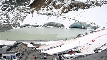 Die Abrisskante des Gletschers und der Zielbereich der Alpinen Ski-Weltcupstrecke am Rettenbachferner.