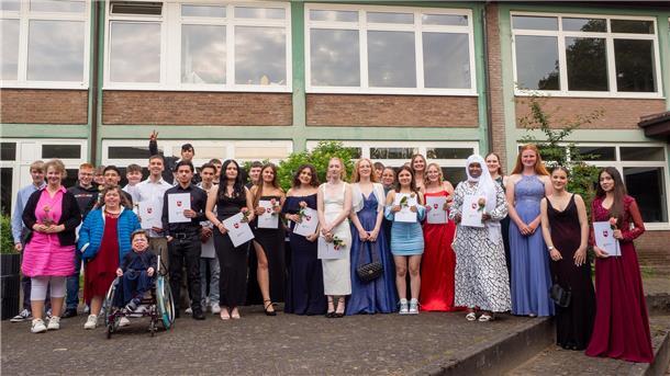 Ostetalschule in Sittensen entlässt Förder-, Haupt- und Realschulabsolventen Die Abschlussschülerinnen und -schüler der 9. Klassen und der Helga-Leinung-Schule stellen sich für den Fotografen auf.