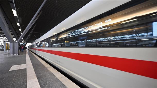 „Die absehbare Einigung ist in jedem Fall im Sinne der Fahrgäste, die für weitere Streikmaßnahmen immer weniger Verständnis gehabt hätten“, teilte der Fahrgastverband Pro Bahn mit.