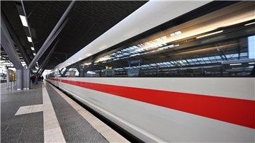 „Die absehbare Einigung ist in jedem Fall im Sinne der Fahrgäste, die für weitere Streikmaßnahmen immer weniger Verständnis gehabt hätten“, teilte der Fahrgastverband Pro Bahn mit.