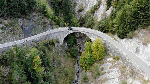 Deutsche Motorradfahrerin überlebt Sturz in Schlucht Die Absturzstelle auf der Großtobelbrücke bei Au in Vorarlberg.