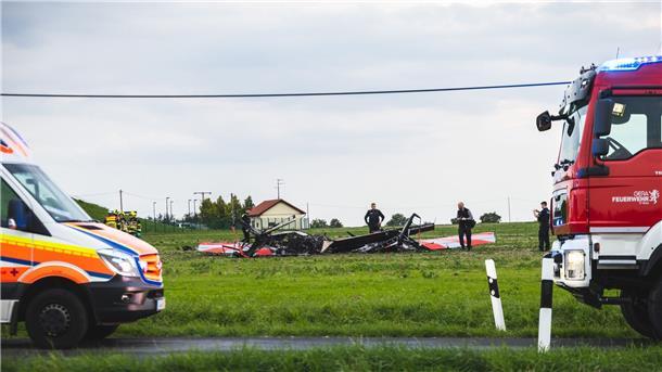 Zusammenprall bei Kunstflug - zwei Piloten tot Die Absturzstelle mit den Trümmern der zwei Flugzeuge bei Gera.