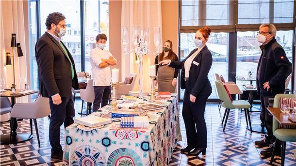 Trotz Lockdown: Hotel Liberty fährt den Betrieb hoch Die Abteilungsleiter des Hotels Liberty besprechen den Neustart nach fast sechs Wochen Shutdown (von links): Geschäftsführer Walter Brandner, Küchenchef Phillip Probst, Hausdame Judith Blömer Frontofficemanagerin Alina Wolff und Ulrich Hetfeld von der Haustechnik.