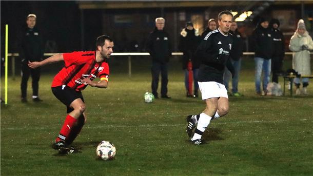 Die Abwehr um Radoslaw Szuta (links), hier gegen Arne Braunstein, agierte schlampig und ließ Ü 60-Keeper-Leihgabe Otto Winkelvos arg im Stich.
