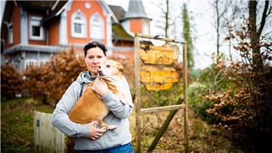 Die achtjährige Lotta war eine der ersten Pflegehunde von Doris Urban. Die Tierschützerin hat ihr Haus in Neuenkirchen im Land Hadeln nach der Hündin benannt: „Lotta im Glück“.