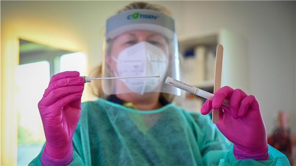 Die Ärztin Ilka Priebe macht nur im Notfall in ihrer Praxis in Hagen einen Corona-Test. Sie ist auf ein Testzentrum angewiesen.