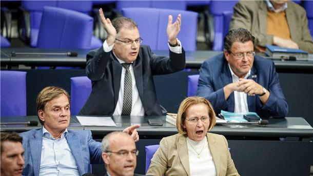 Die AfD-Politiker Bernd Baumann (l-r), Jürgen Braun, Beatrix von Storch und Stephan Brandner reagieren teilweise aufgebracht in der Aktuellen Stunde zu möglichen Verstrickungen von AfD-Abgeordneten mit Russland.