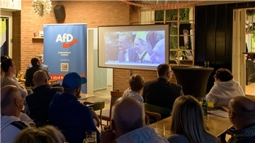 AfD-Wahlparty ohne Kandidat: Wenn der Kandidat zu Hause bleibt Die AfD-Wahlparty in Spaden. Bundestags-Kandidat Sebastian Sieg war nicht dabei.