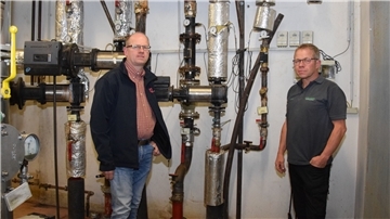 Die Agrogas-Geschäftsführer Stefan Fitschen-Hobbeling (links) und Klaus Schröder im Herzstück der Wärmeversorgung mitten in Malstedt. Die Anlage befindet sich von außen unscheinbar und schallgeschützt in einer Scheune.