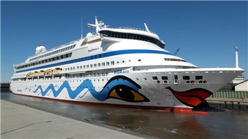 Die „Aida Aura“ liegt in einem Hafen. 
