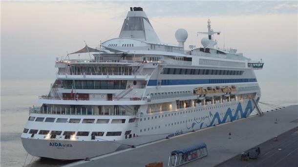 Die „AIDAaura“ dümpelt weiter in Bremerhaven vor sich hin.
