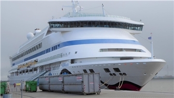 Die „Aidaaura“ hat ans andere Ende der Columbuskaje verholt, muss aber auch am Kreuzfahrtterminal Platz machen.