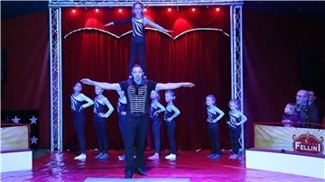 Die Akrobatinnen in der Manege im Zirkus Fellini wagen sich in hohe Lüfte.