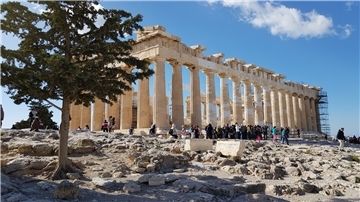 Die Akropolis von unten fotografiert.