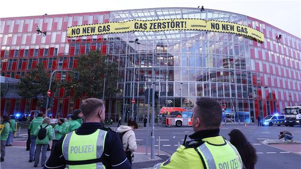 Greenpeace: Protest auf Uniper-Zentrale gegen Wal-Gefährdung Die Aktion richtet sich gegen ein großes Gasförderprojekt des Uniper-Partners Woodside vor der Westküste Australiens.