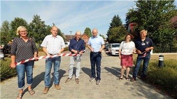 Offizielle durschneiden das Band auf dem Dorfplatz in Uthlede