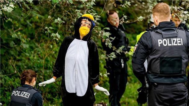 Die Aktivisten gehören zur Gruppe „Am Boden bleiben“.