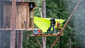 Die Aktivisten im Protestcamp haben angekündigt, die Forderung, die Baumhäuser bis zum Montag zurückzubauen, nicht befolgen wollen.
