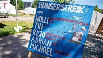 Die Aktivisten wollen mit einem Hungerstreik eine Regierungserklärung des Kanzlers zum Klima erzwingen.
