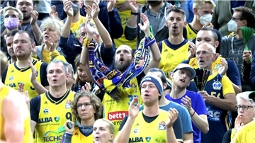 Die Alba-Fans zeigten sich kreativ und stimmten Weihnachtslieder an.