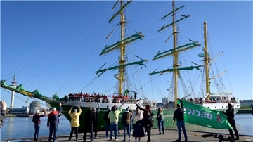 Die „Alexander von Humboldt 2“ verlässt Bremerhaven: Schüler der kanadischen Elite-Schule segeln in wärmere Gewässer.