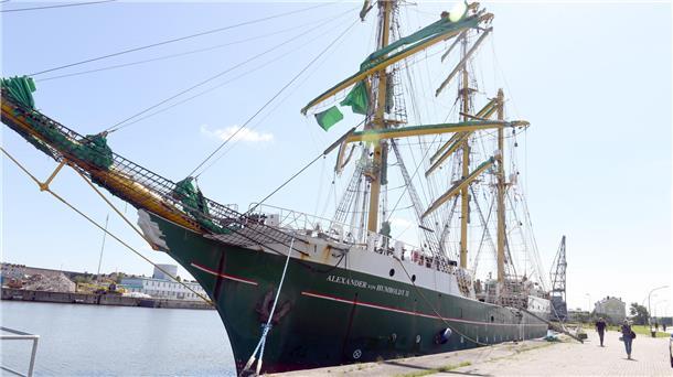 Der Rumms-Moment im Video: „Alex II“ havariert in Bremerhaven - Törns fallen aus Die „Alexander von Humboldt II“ liegt an der Kaje.