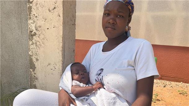 Millionen Afrikaner ohne Geburtsurkunde und legale Identität Die alleinstehende Mutter Madalena Zongo kann ihren einen Monat alten Sohn Gabriel nicht registrieren lassen, da sie selbst keine Geburtsurkunde besitzt. Dem Kind sind damit viele Zukunftsperspektiven verbaut.