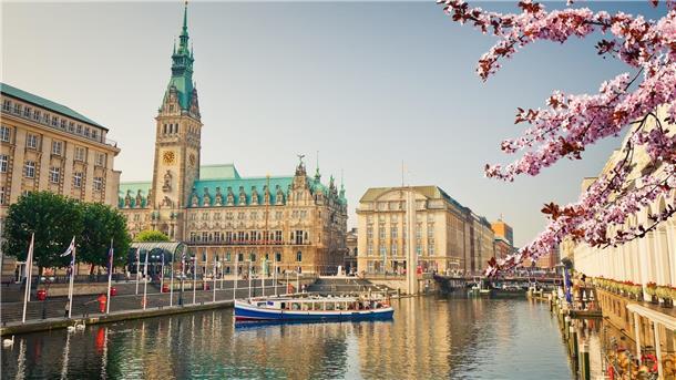Tourismus-Boom: Die beliebtesten Städte an der Nordsee Die Alster ist nur eine von vielen Sehenswürdigkeiten in der Hansestadt Hamburg.