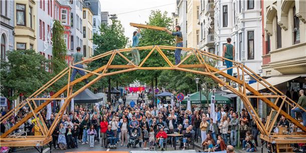 Die Alte Bürger wird wieder zum Kunstraum- Artspace. Vor dem Rüssel führt "Cirqu...