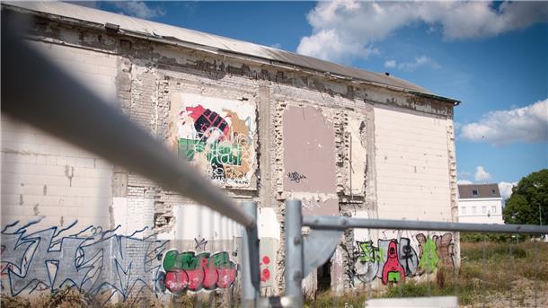 Kennen Sie diese traumhaften Fotospots in Bremerhaven? Die alte, denkmalgeschützte Tonnendachhalle und der Kistner-Schornstein bieten interessante Perspektiven für Bilder mit morbidem Charme.
