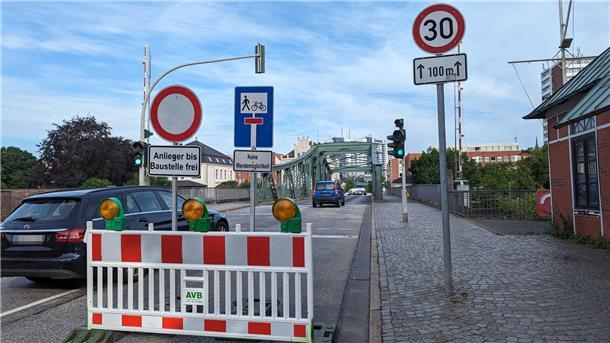 Nicht in die Irre führen lassen: Alte Geestebrücke in Bremerhaven ist gesperrt Die Alte Geestebrücke ist bis zur Baustelle an der Fährstraße/Deichstraße aus Geestemünde kommend frei, doch Autos können lediglich links zum Historischen Museum abbiegen. Deshalb gab es viele Wendemanöver.
