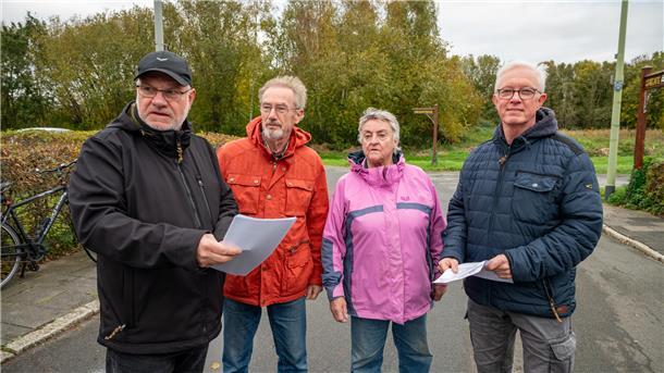 Die alte Siedlungsstraße Auf der Fregatte zieht sich als einzige durchgehende Achse bis zum Neubaugebiet im Hintergrund. Der Vorstand der Siedlergemeinschaft kämpft um ein Beweissicherungsverfahren vorab: Ralf Fiedler, Kurt Bremer, Vera Ahrensfeld und Till Kratz
