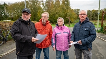 Die alte Siedlungsstraße Auf der Fregatte zieht sich als einzige durchgehende Achse bis zum Neubaugebiet im Hintergrund. Der Vorstand der Siedlergemeinschaft kämpft um ein Beweissicherungsverfahren vorab: Ralf Fiedler, Kurt Bremer, Vera Ahrensfeld und Till Kratz