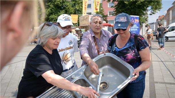 Menschen halten eine Nirosta-Spüle