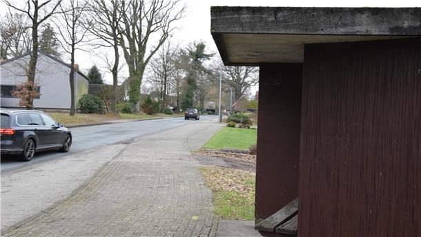 Die alten Bushaltestellen an der Ortsdurchfahrt in Rhadereistedt werden im Zuge des Neubaus der Landesstraße 122 modernisiert.