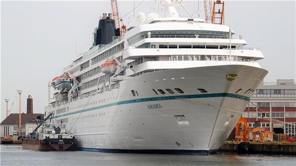 Die „Amadea“ kommt von Island und Spitzbergen und hat viele Prominente an Bord.