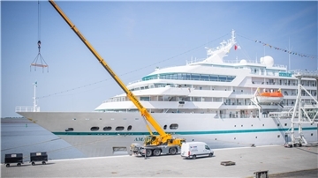 Die „Amadea“ macht in Bremerhaven fest.